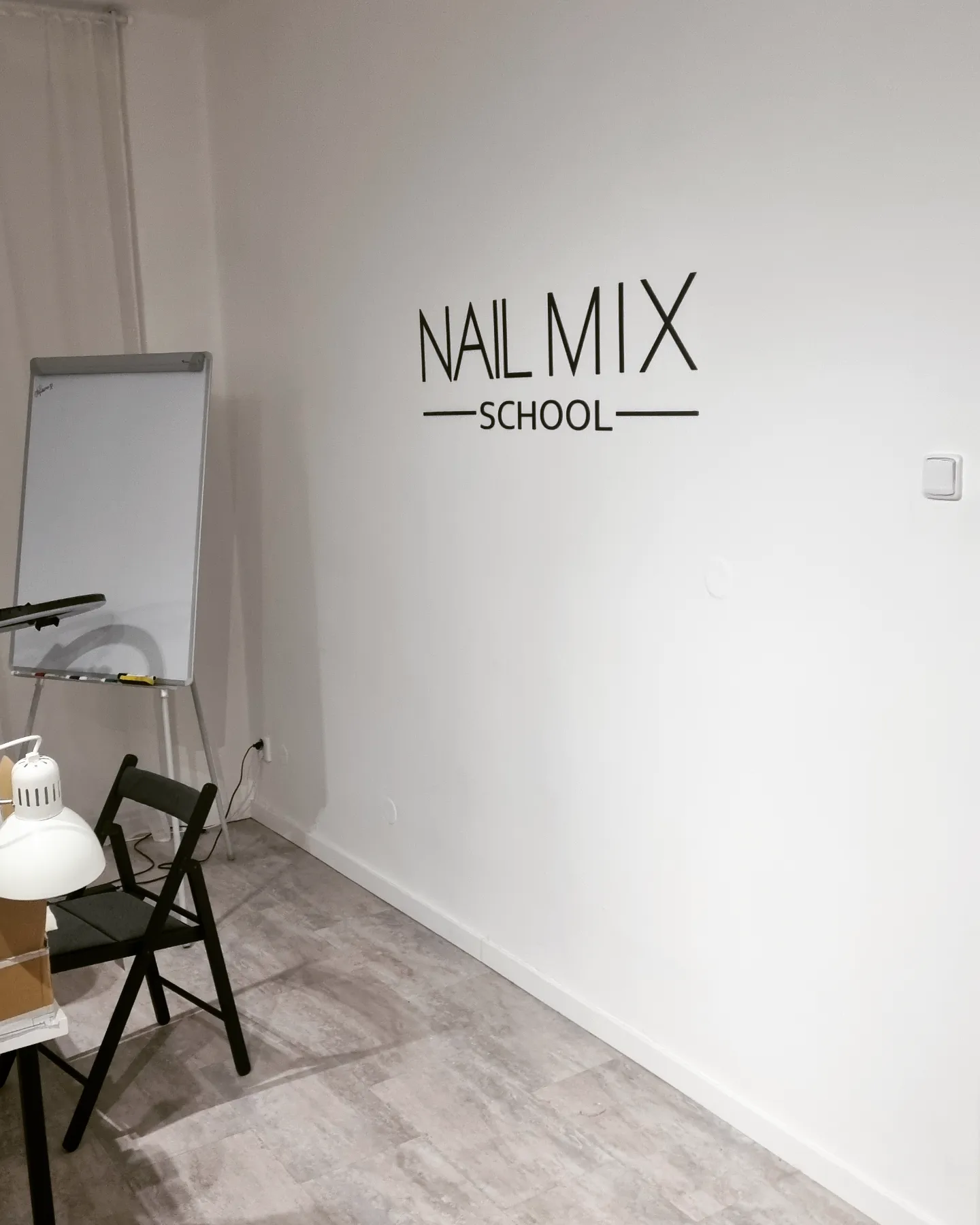 Nesv?teln? p?smena a loga Nail Mix School